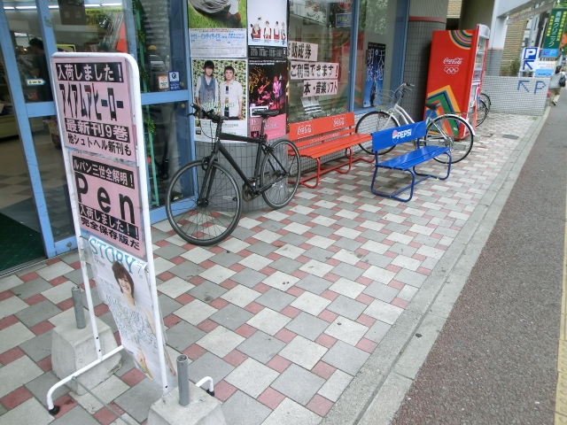 六本松店 黒木書店 屋外プロモーションスペース右 福岡県 六本松周辺のレンタルスペース 軒先ビジネス 貸店舗や期間限定ショップの店舗物件 ポップアップストア出店スペース検索サイト